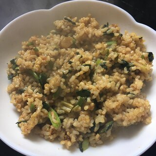 ほうれん草、ネギ、にんにくの玄米カレー焼き飯